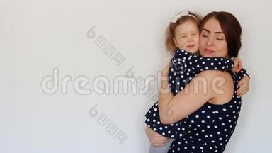一个幸福的母亲抱着一个女儿<strong>拥抱</strong>。 一个年轻的女人和她的孩子闭着眼睛做梦。 <strong>梦想</strong>
