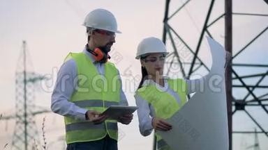 在高压电力线工作的工人<strong>正在</strong>制定<strong>施工</strong>计划。