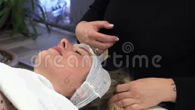 美容师在化妆室做深色头发的微白手术
