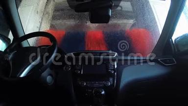 在自动机器上清洗汽车的内部视图。 从车里洗车。