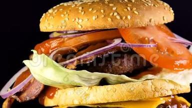 一个多汁的大汉堡，有一个<strong>双面</strong>包和一个双切片，上面有绿色和蔬菜，用刀子钉在上面