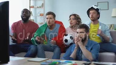 葡萄牙球迷在家观看比赛，共同庆祝进球
