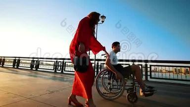 <strong>夏日</strong>傍晚，一个年轻的残疾男子与一个美丽的女孩在<strong>海滨</strong>散步