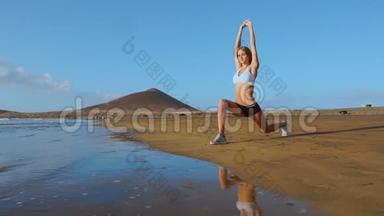 瑜伽务虚会和训练-女子瑜伽姿势在海滩日出。 女瑜伽女在宁静中训练