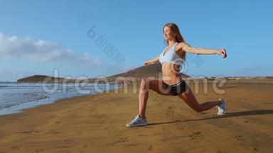 瑜伽务虚会和训练-女子瑜伽姿势在海滩日出。 女瑜伽女在宁静中训练