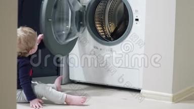 一岁男孩在家看洗衣机。 <strong>家用电器</strong>问题