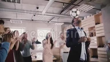 快乐黑人队队长在头上踢足球。 第40代创业公司员工庆祝办公室慢动作成功
