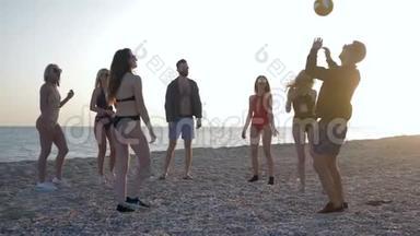 沙滩运动，和朋友一起在海边的<strong>排球比赛</strong>