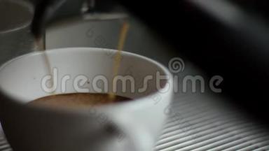 玻璃咖啡杯与新鲜酿造的浓咖啡泡沫，克里玛。 客人正在制作和饮用新鲜制作的黑咖啡
