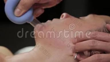 美容师用真空银行做抗衰老颈部按摩。 皮肤再生真空面部按摩