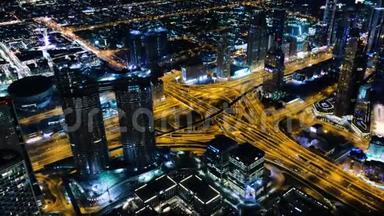 谢赫·扎耶德路上一个繁忙的十字路口的夜间交通。 从摩天大楼看。 <strong>迪拜夜景</strong>全景