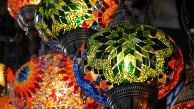 土耳其伊斯坦布尔著名大巴扎天花板市场上的多色土耳其马赛克灯