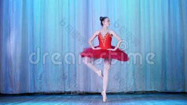 <strong>芭蕾</strong>舞排练，在老剧场大厅的舞台上.. 穿着红色<strong>芭蕾</strong>舞裙和尖头鞋的年轻<strong>芭蕾</strong>舞演员跳舞