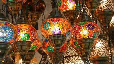 土耳其伊斯坦布尔著名大巴扎天花板市场上的多色土耳其马赛克灯