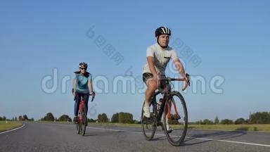刻苦训练。 三项运动员，两名自行车运动员，公路自行车训练。 两个骑自行车的人在城市公园骑自行车
