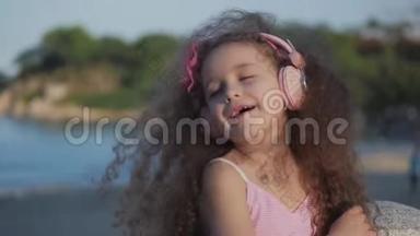 一个留着卷发的可爱的孩子的肖像，穿着<strong>粉色</strong>衣服穿着<strong>粉色</strong>花朵的白种人小女孩夏天