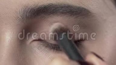 在女人的眼皮、晚间化妆、眼平、化妆过程中`化妆的宏观镜头，特写化妆