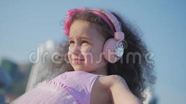 一个留着卷发的可爱的孩子的肖像，穿着粉色衣服穿着粉色花朵的白种人小女孩夏天