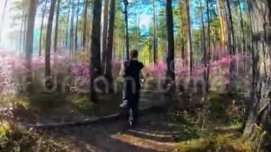 在阳光明媚的日子里，女孩沿着一条森林小径奔跑，在树木和粉红色的花朵之间