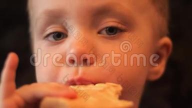 一个男孩的肖像，他吃着华夫饼杯香草<strong>冰淇淋</strong>，脸上涂满<strong>冰淇淋</strong>，还有一个孩子