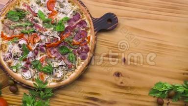 木制桌子<strong>背景</strong>上的意大利披萨和新鲜蔬菜。 食物<strong>背景</strong>。 意大利传统<strong>美食</strong>。 顶景热