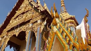 东方寺庙的观赏屋顶.. 亚洲传统寺庙顶着<strong>万里</strong>蓝天的金色装饰屋顶