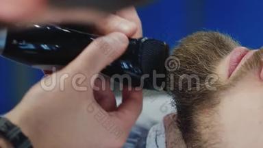 男人在理发店或发廊`发型和理发。 梳胡子。 理发店。