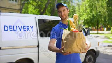 送货<strong>公司员工</strong>拿着购物袋，食品订单，超市服务