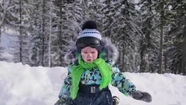 公园里的孩子在玩雪。 第一场雪带来的欢笑和喜悦。 在清新的空气中行走.. 健康