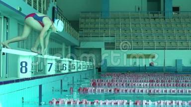 少女游泳运动员在游泳池<strong>跳水</strong>。女游泳运动员在游泳池里<strong>跳水</strong>做游泳运动。