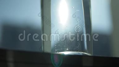 玻璃中闪烁的<strong>矿泉水</strong>气泡的慢镜头。 极端接近