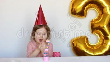 可爱的小女孩，蛋糕和派对。 有趣的快乐孩子生日快乐。 儿童假期`概念.. 3