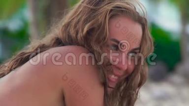 肖像女子在夏日海滩晒太阳时笑着的女人。 <strong>亲近</strong>穿比基尼的快乐女人微笑着看着
