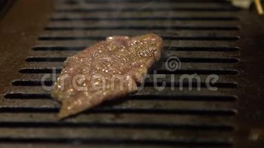 热煤上的慢速牛肉烤架。 日式烧烤架，日式烤肉