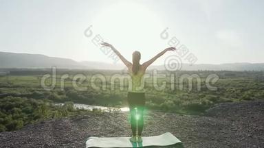 日落时分，一位年轻女子在山景山上做瑜伽训练。 瑜伽