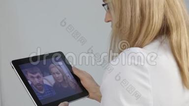 医生通过视频聊天与一对已婚夫妇汇报体检结果.. 在线医学。 4K