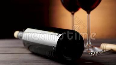豪华红酒。 两杯葡萄酒杯，由美味的红葡萄制成，一个开瓶器和一个酒瓶子放在桌子上