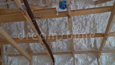 框架房屋的内部正在施工中，在阁楼屋顶安装白蚁绝缘装置