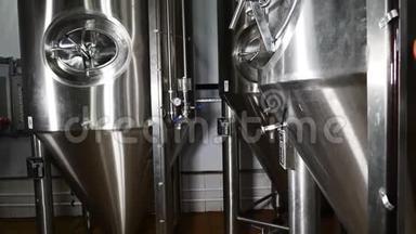 啤酒厂生产啤酒钢库和管道。 啤酒生产线设备分阶段生产