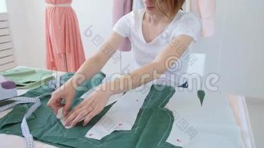 服装设计师、裁缝和时装概念-工作室工作场所的女服装设计师