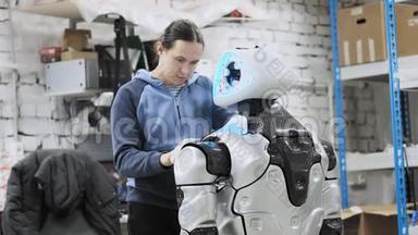 生产机器人的工厂。 科学家反思机器人的装置。 设置和调整