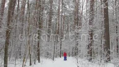 妈妈和她的孩子在婴儿车<strong>里散步</strong>，冬天在美丽的雪地<strong>公园里散步</strong>