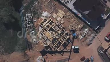 从上面看到正在建造的新木屋建筑、施工机械、工人和建筑材料