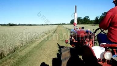 旧的红色拖拉机在农场上移动，现代农业运输，机器驾驶-4个夹子