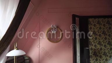 女人`穿着高跟鞋穿着粉红色的墙在卧室里表演