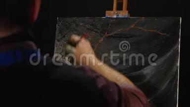 在艺术工作室的画布上，拉近人`手画的静物画面