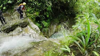 厄瓜多尔雨林峡谷中，活跃的女士跳入瀑布
