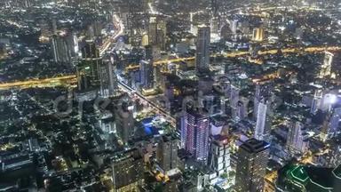 时光流逝，<strong>高瞻远瞩</strong>的高楼大厦在曼谷泰国道路广角在夜间。