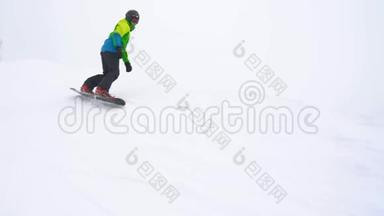 极限滑雪者骑着鲜粉雪下陡山坡.. 慢动作