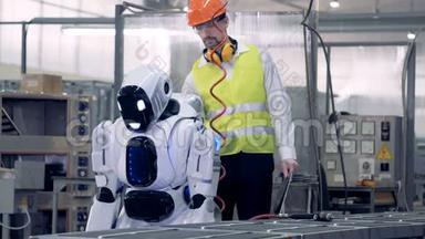 一个工厂工人打开机器人，控制它。